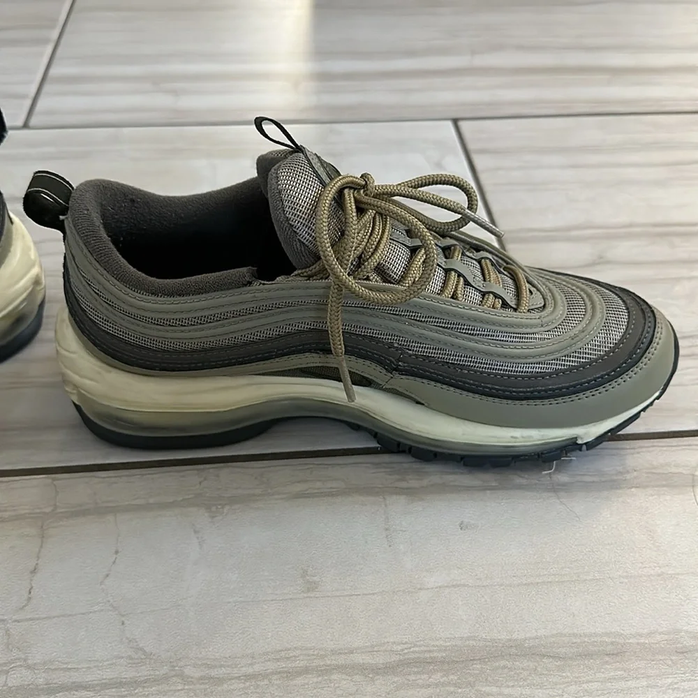Nike Air Max in sage green - Picture 2 of 3